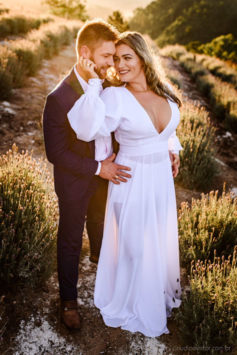 Lindo ensaio de casal estilo elopment wedding no khascafe em pedra azul domingos martins feito por fotógrafos de casamento de vila velha fotógrafos de casamento em vitória fotógrafos de casamento em serra noivo noiva buquê rústico plantação de lavandas