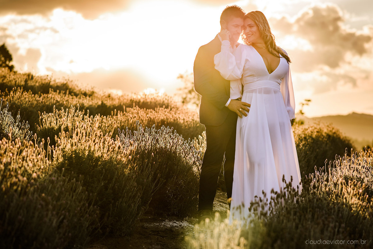 Lindo ensaio de casal estilo elopment wedding no khascafe em pedra azul domingos martins feito por fotógrafos de casamento de vila velha fotógrafos de casamento em vitória fotógrafos de casamento em serra noivo noiva buquê rústico plantação de lavandas