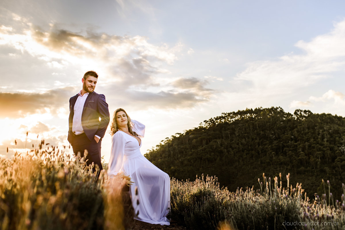 Lindo ensaio de casal estilo elopment wedding no khascafe em pedra azul domingos martins feito por fotógrafos de casamento de vila velha fotógrafos de casamento em vitória fotógrafos de casamento em serra noivo noiva buquê rústico plantação de lavandas