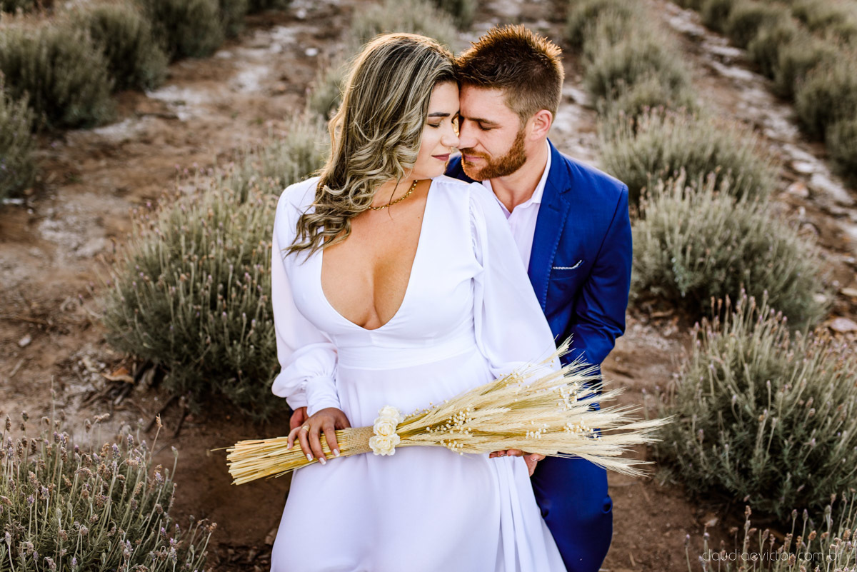 Lindo ensaio de casal estilo elopment wedding no khascafe em pedra azul domingos martins feito por fotógrafos de casamento de vila velha fotógrafos de casamento em vitória fotógrafos de casamento em serra noivo noiva buquê rústico plantação de lavandas