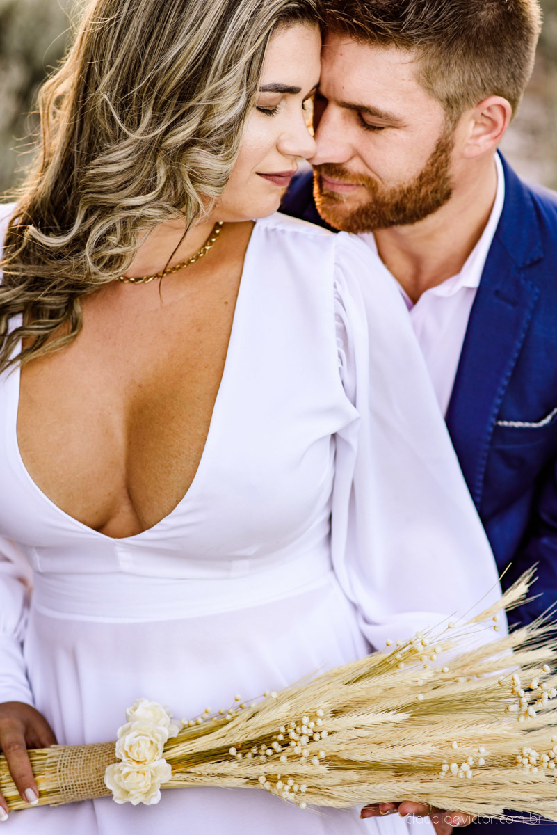 Lindo ensaio de casal estilo elopment wedding no khascafe em pedra azul domingos martins feito por fotógrafos de casamento de vila velha fotógrafos de casamento em vitória fotógrafos de casamento em serra noivo noiva buquê rústico plantação de lavandas