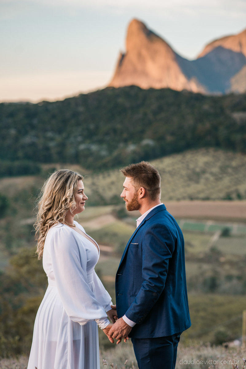Lindo ensaio de casal estilo elopment wedding no khascafe em pedra azul domingos martins feito por fotógrafos de casamento de vila velha fotógrafos de casamento em vitória fotógrafos de casamento em serra noivo noiva buquê rústico plantação de lavandas