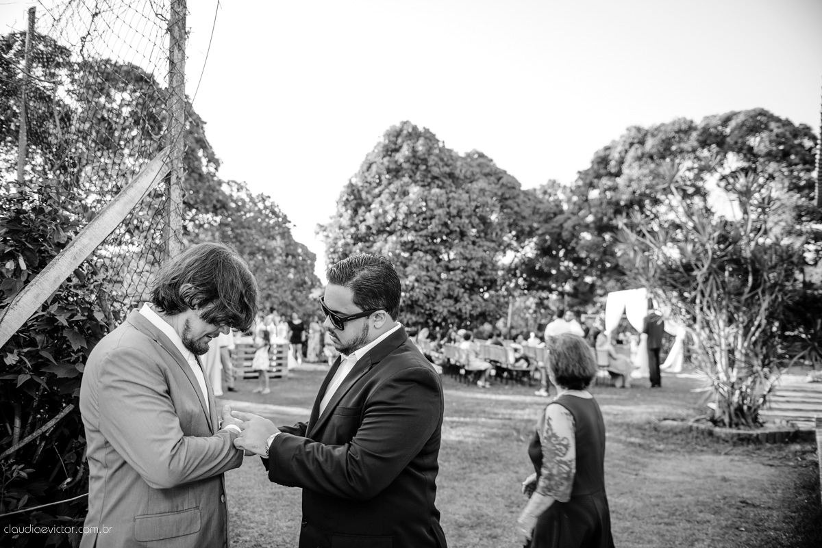 casamento no sitio durante o dia e com um lindo por do sol realizado por fotógrafos de casamento de Vila Velha fotógrafos de casamento de Vitória fotógrafos de casamento de Serra ES. Cerimonia emocionante casamento perfeito e feliz com amigos.