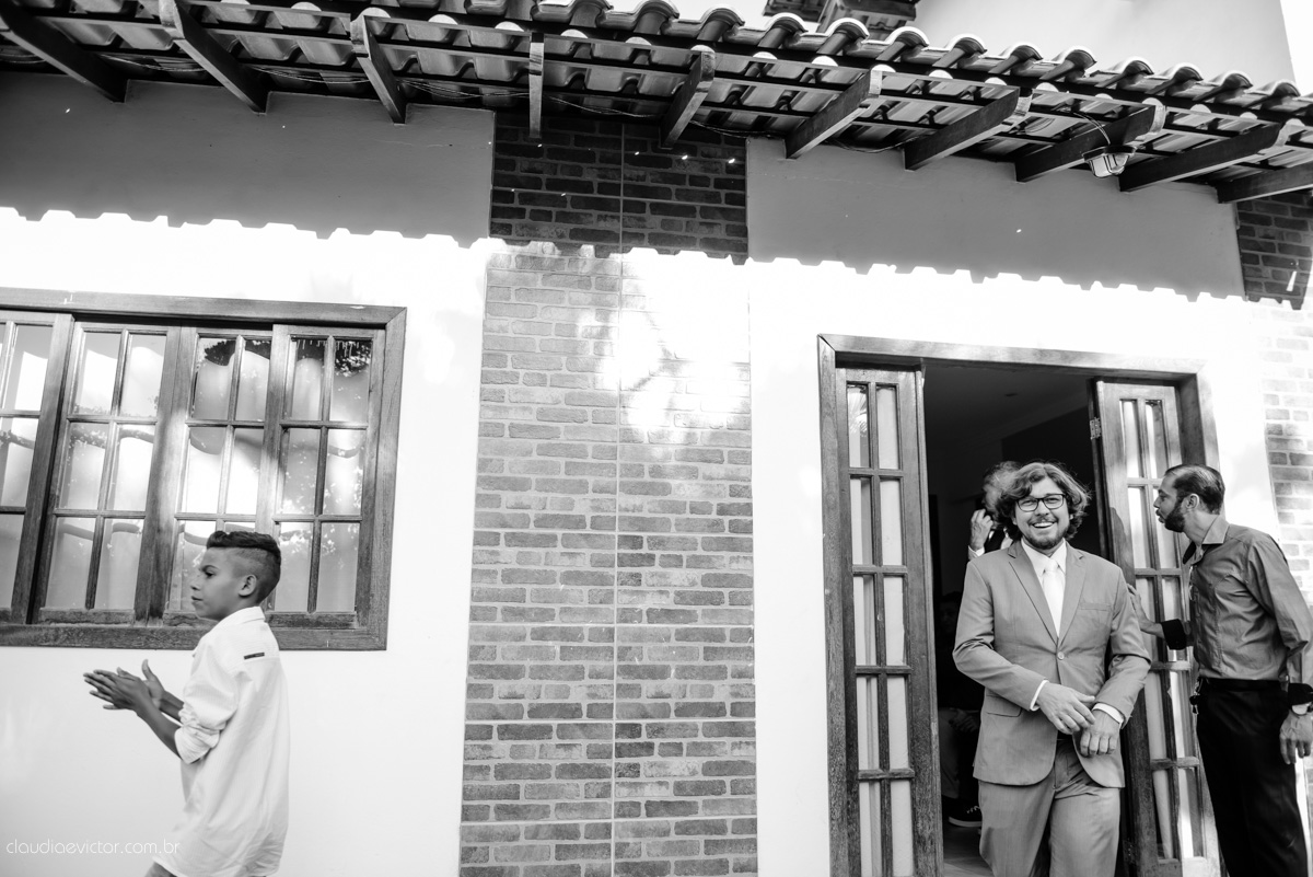 casamento no sitio durante o dia e com um lindo por do sol realizado por fotógrafos de casamento de Vila Velha fotógrafos de casamento de Vitória fotógrafos de casamento de Serra ES. Cerimonia emocionante casamento perfeito e feliz com amigos.