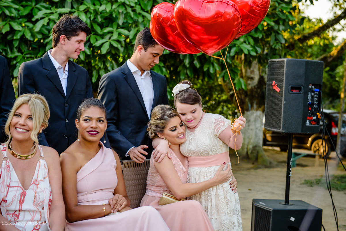 casamento no sitio durante o dia e com um lindo por do sol realizado por fotógrafos de casamento de Vila Velha fotógrafos de casamento de Vitória fotógrafos de casamento de Serra ES. Cerimonia emocionante casamento perfeito e feliz com amigos.