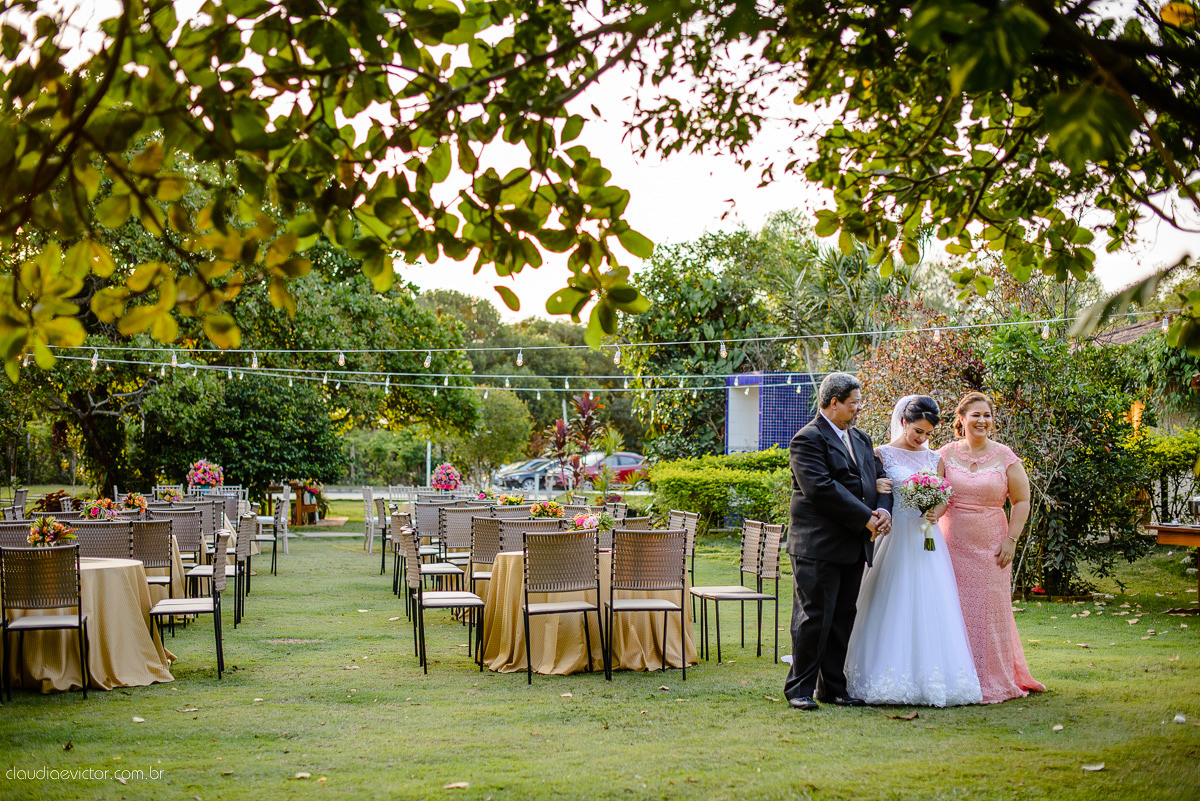 casamento no sitio durante o dia e com um lindo por do sol realizado por fotógrafos de casamento de Vila Velha fotógrafos de casamento de Vitória fotógrafos de casamento de Serra ES. Cerimonia emocionante casamento perfeito e feliz com amigos.