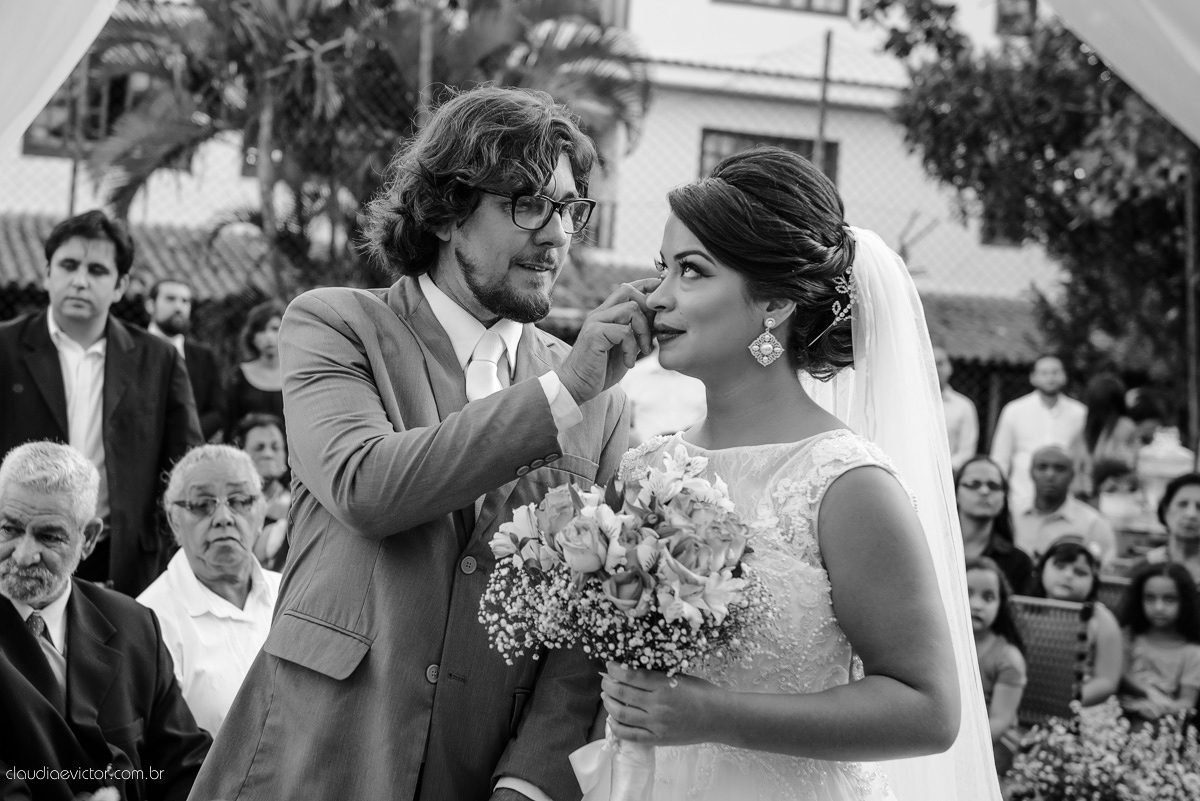 casamento no sitio durante o dia e com um lindo por do sol realizado por fotógrafos de casamento de Vila Velha fotógrafos de casamento de Vitória fotógrafos de casamento de Serra ES. Cerimonia emocionante casamento perfeito e feliz com amigos.