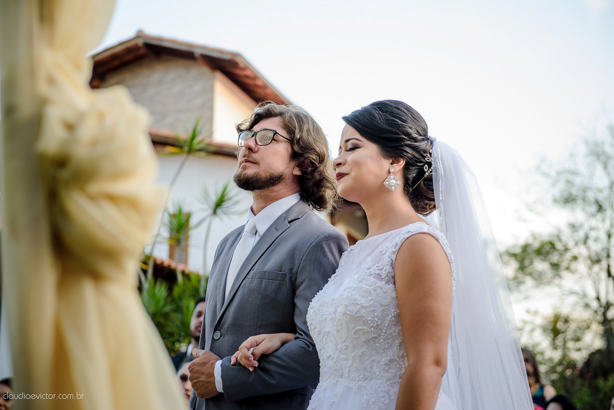 casamento no sitio durante o dia e com um lindo por do sol realizado por fotógrafos de casamento de Vila Velha fotógrafos de casamento de Vitória fotógrafos de casamento de Serra ES. Cerimonia emocionante casamento perfeito e feliz com amigos.
