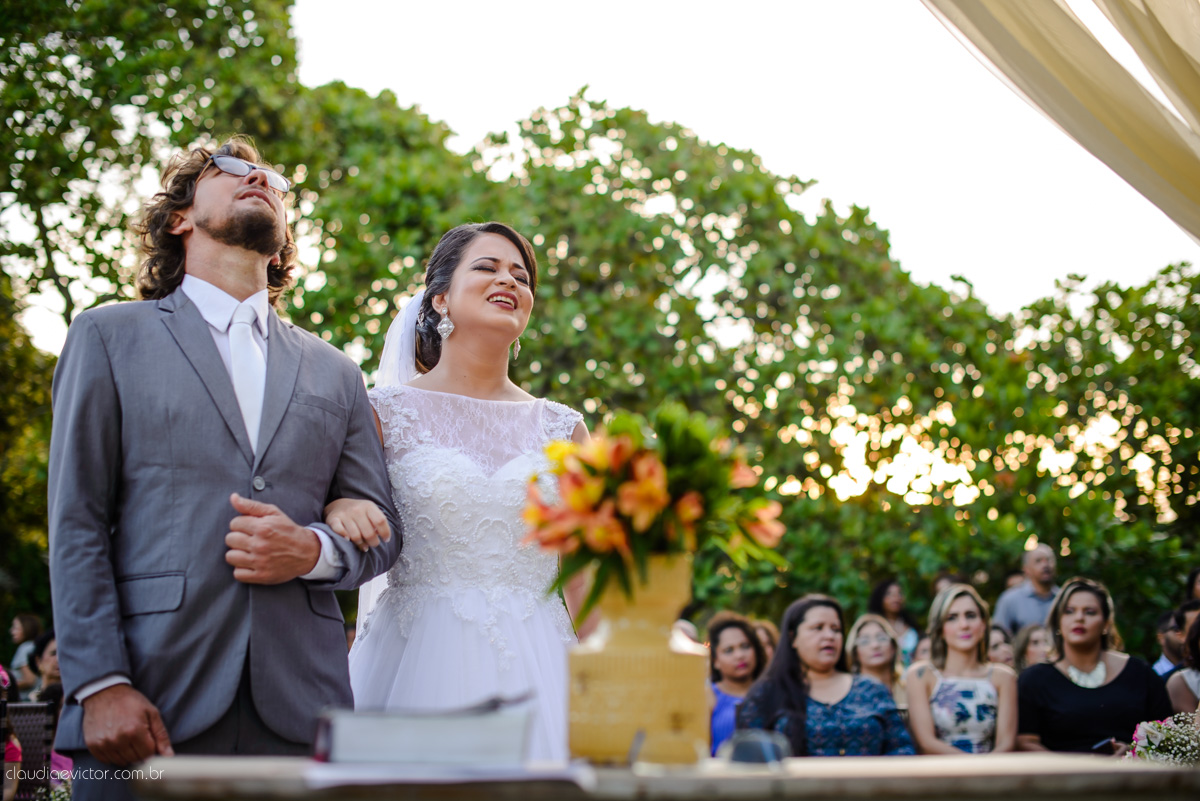 casamento no sitio durante o dia e com um lindo por do sol realizado por fotógrafos de casamento de Vila Velha fotógrafos de casamento de Vitória fotógrafos de casamento de Serra ES. Cerimonia emocionante casamento perfeito e feliz com amigos.