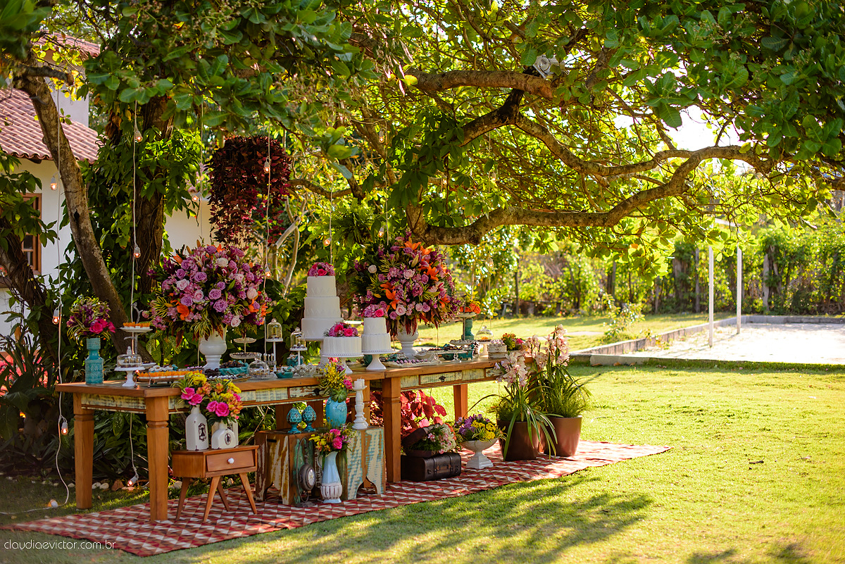 casamento no sitio durante o dia e com um lindo por do sol realizado por fotógrafos de casamento de Vila Velha fotógrafos de casamento de Vitória fotógrafos de casamento de Serra ES. Cerimonia emocionante casamento perfeito e feliz com amigos.