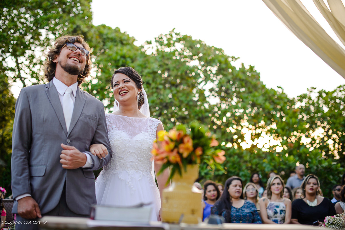 casamento no sitio durante o dia e com um lindo por do sol realizado por fotógrafos de casamento de Vila Velha fotógrafos de casamento de Vitória fotógrafos de casamento de Serra ES. Cerimonia emocionante casamento perfeito e feliz com amigos.
