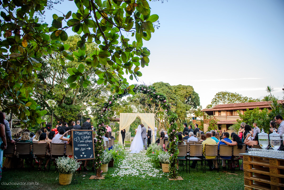 casamento no sitio durante o dia e com um lindo por do sol realizado por fotógrafos de casamento de Vila Velha fotógrafos de casamento de Vitória fotógrafos de casamento de Serra ES. Cerimonia emocionante casamento perfeito e feliz com amigos.