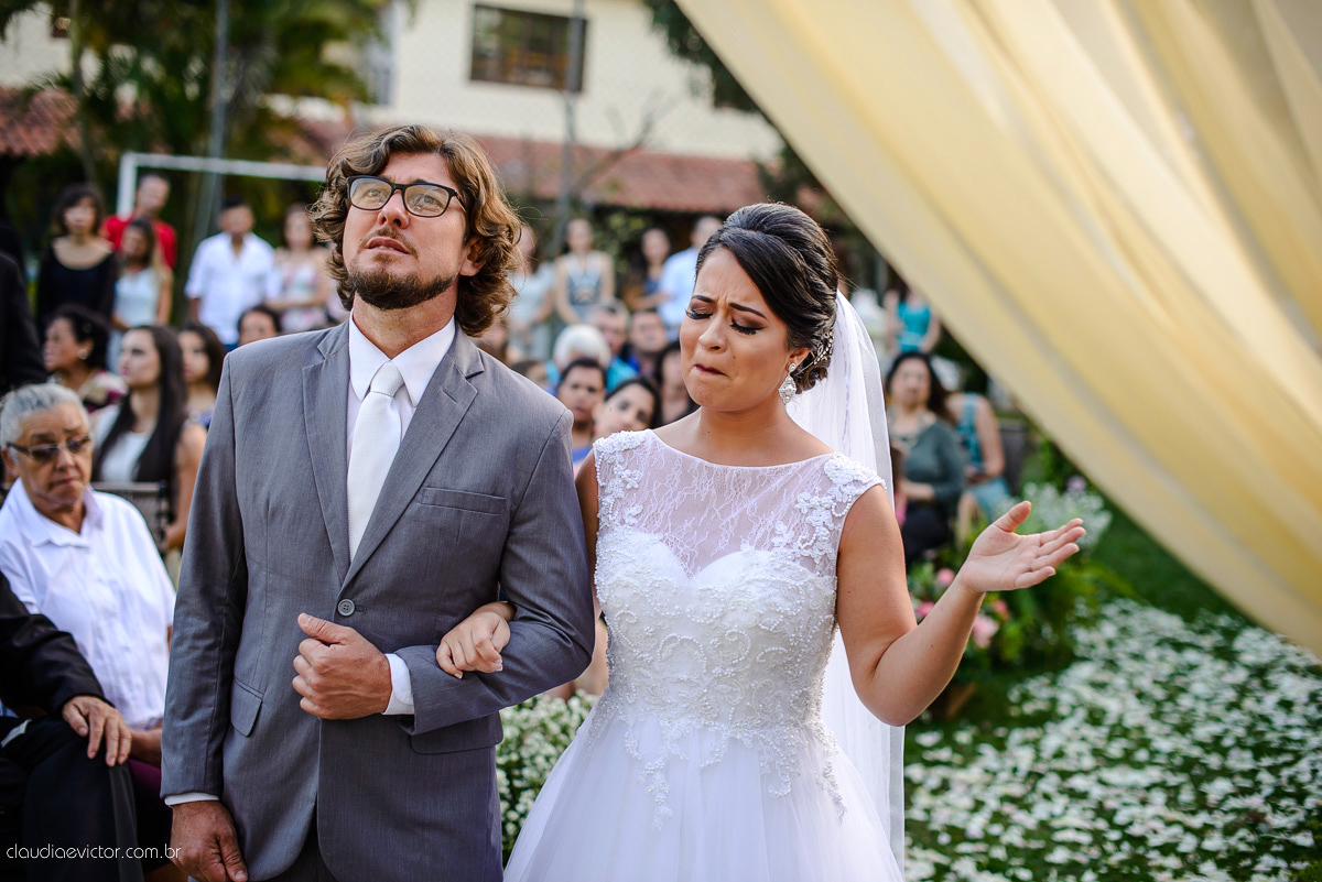 casamento no sitio durante o dia e com um lindo por do sol realizado por fotógrafos de casamento de Vila Velha fotógrafos de casamento de Vitória fotógrafos de casamento de Serra ES. Cerimonia emocionante casamento perfeito e feliz com amigos.