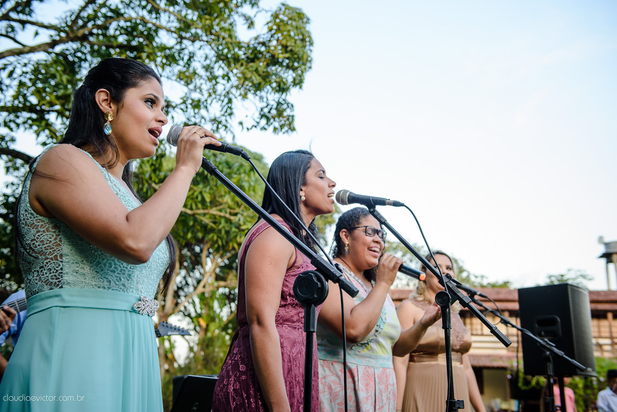 casamento no sitio durante o dia e com um lindo por do sol realizado por fotógrafos de casamento de Vila Velha fotógrafos de casamento de Vitória fotógrafos de casamento de Serra ES. Cerimonia emocionante casamento perfeito e feliz com amigos.