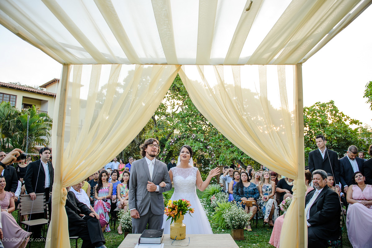 casamento no sitio durante o dia e com um lindo por do sol realizado por fotógrafos de casamento de Vila Velha fotógrafos de casamento de Vitória fotógrafos de casamento de Serra ES. Cerimonia emocionante casamento perfeito e feliz com amigos.