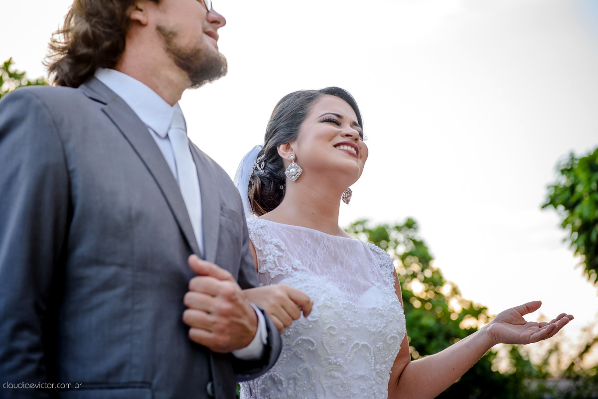 casamento no sitio durante o dia e com um lindo por do sol realizado por fotógrafos de casamento de Vila Velha fotógrafos de casamento de Vitória fotógrafos de casamento de Serra ES. Cerimonia emocionante casamento perfeito e feliz com amigos.
