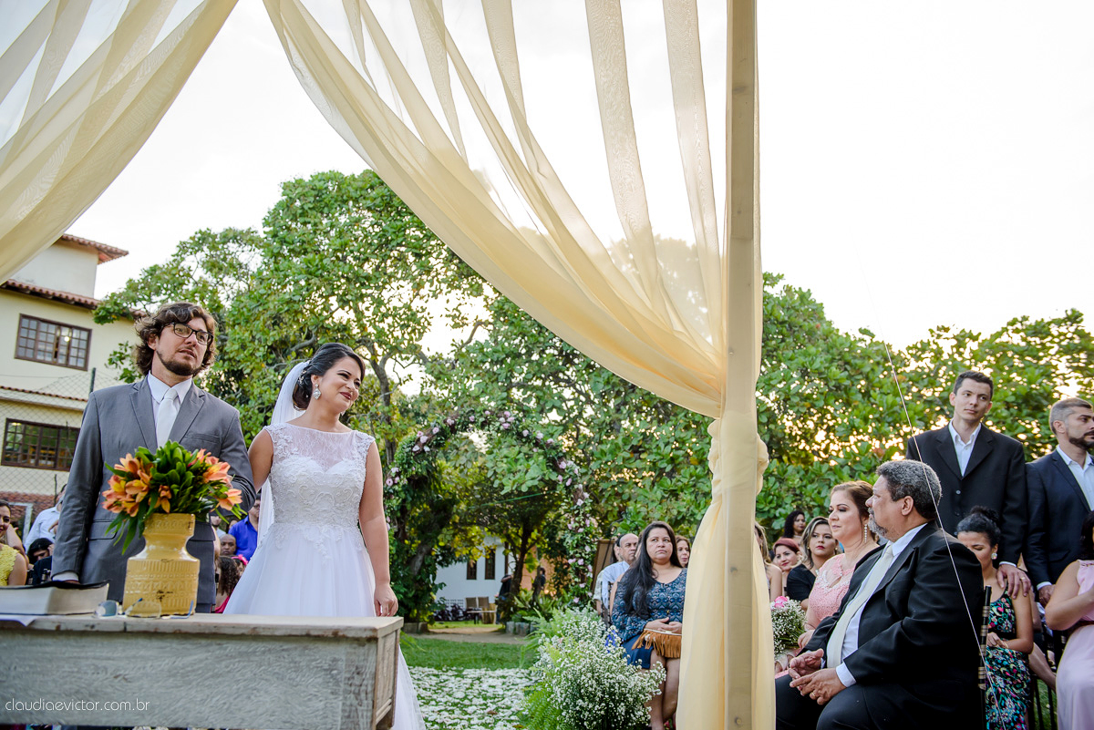 casamento no sitio durante o dia e com um lindo por do sol realizado por fotógrafos de casamento de Vila Velha fotógrafos de casamento de Vitória fotógrafos de casamento de Serra ES. Cerimonia emocionante casamento perfeito e feliz com amigos.