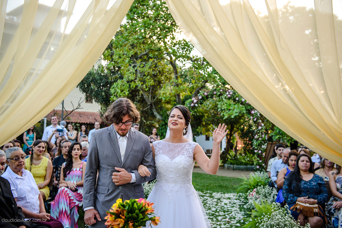 casamento no sitio durante o dia e com um lindo por do sol realizado por fotógrafos de casamento de Vila Velha fotógrafos de casamento de Vitória fotógrafos de casamento de Serra ES. Cerimonia emocionante casamento perfeito e feliz com amigos.