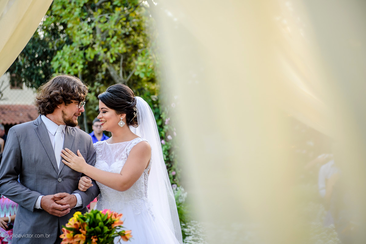 casamento no sitio durante o dia e com um lindo por do sol realizado por fotógrafos de casamento de Vila Velha fotógrafos de casamento de Vitória fotógrafos de casamento de Serra ES. Cerimonia emocionante casamento perfeito e feliz com amigos.