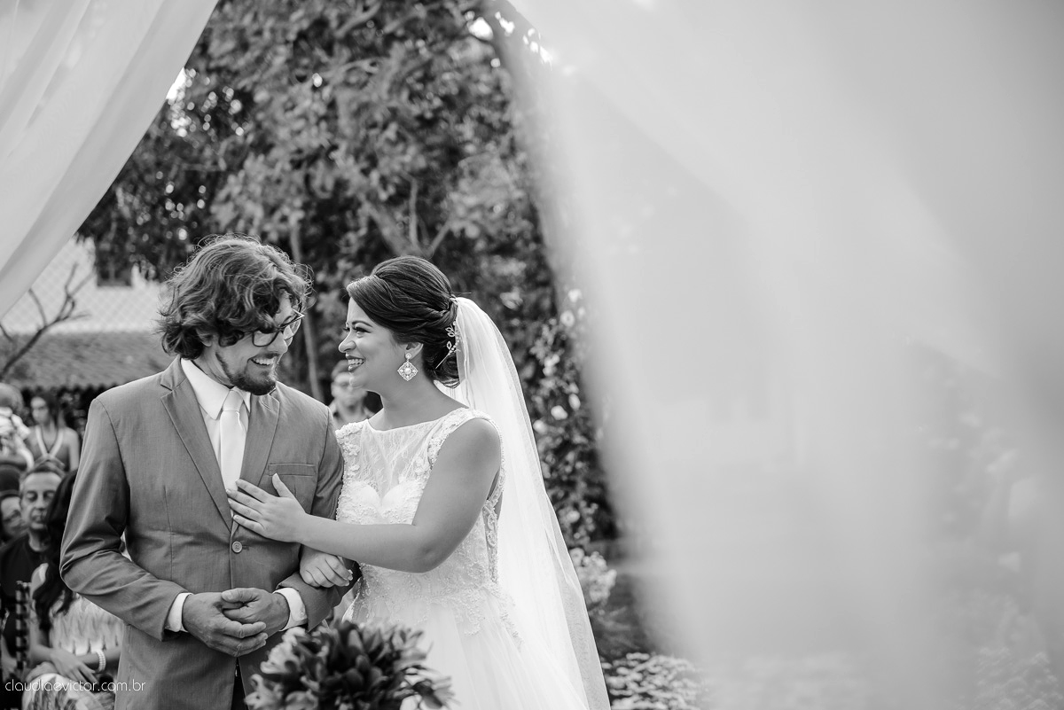 casamento no sitio durante o dia e com um lindo por do sol realizado por fotógrafos de casamento de Vila Velha fotógrafos de casamento de Vitória fotógrafos de casamento de Serra ES. Cerimonia emocionante casamento perfeito e feliz com amigos.