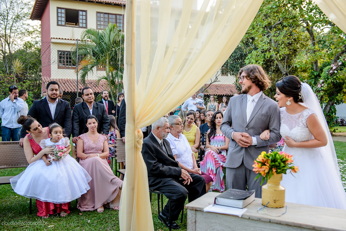 casamento no sitio durante o dia e com um lindo por do sol realizado por fotógrafos de casamento de Vila Velha fotógrafos de casamento de Vitória fotógrafos de casamento de Serra ES. Cerimonia emocionante casamento perfeito e feliz com amigos.