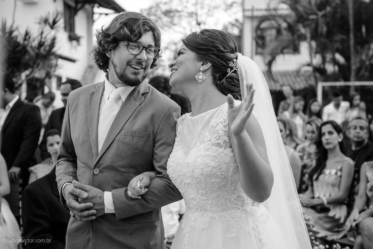 casamento no sitio durante o dia e com um lindo por do sol realizado por fotógrafos de casamento de Vila Velha fotógrafos de casamento de Vitória fotógrafos de casamento de Serra ES. Cerimonia emocionante casamento perfeito e feliz com amigos.