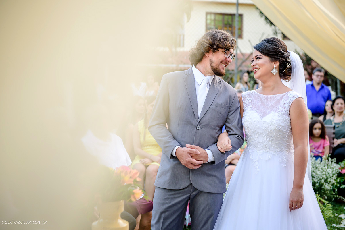 casamento no sitio durante o dia e com um lindo por do sol realizado por fotógrafos de casamento de Vila Velha fotógrafos de casamento de Vitória fotógrafos de casamento de Serra ES. Cerimonia emocionante casamento perfeito e feliz com amigos.