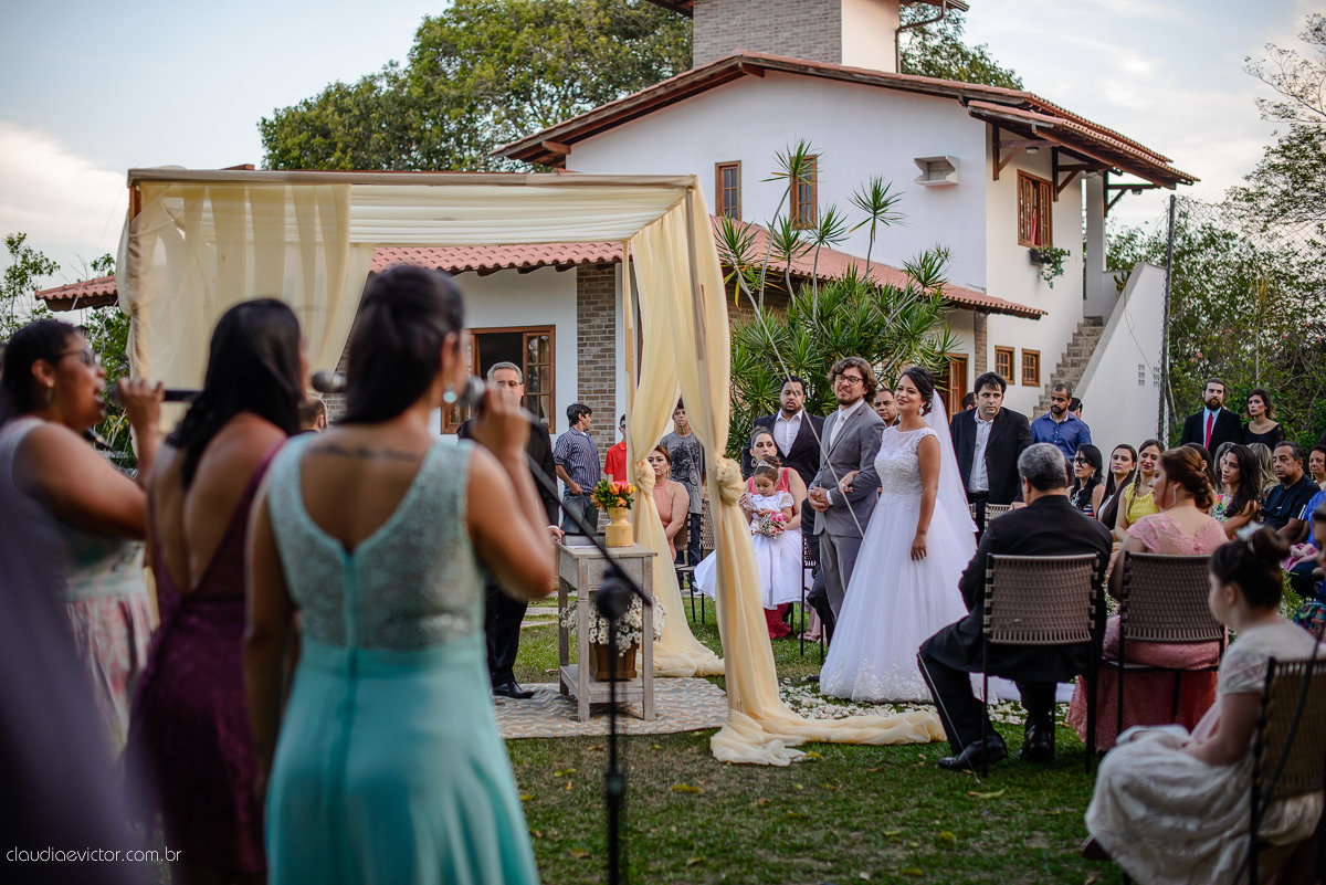 casamento no sitio durante o dia e com um lindo por do sol realizado por fotógrafos de casamento de Vila Velha fotógrafos de casamento de Vitória fotógrafos de casamento de Serra ES. Cerimonia emocionante casamento perfeito e feliz com amigos.