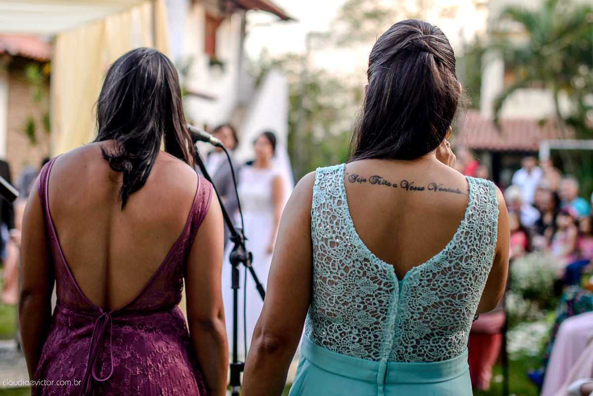 casamento no sitio durante o dia e com um lindo por do sol realizado por fotógrafos de casamento de Vila Velha fotógrafos de casamento de Vitória fotógrafos de casamento de Serra ES. Cerimonia emocionante casamento perfeito e feliz com amigos.