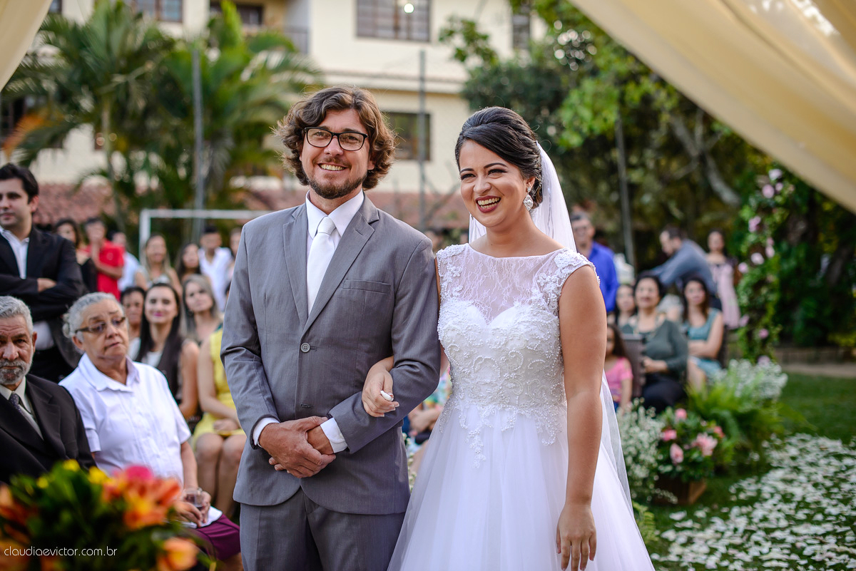 casamento no sitio durante o dia e com um lindo por do sol realizado por fotógrafos de casamento de Vila Velha fotógrafos de casamento de Vitória fotógrafos de casamento de Serra ES. Cerimonia emocionante casamento perfeito e feliz com amigos.