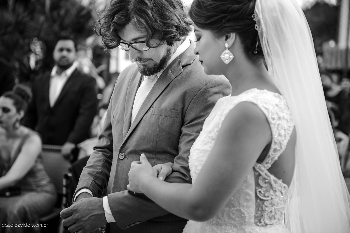 casamento no sitio durante o dia e com um lindo por do sol realizado por fotógrafos de casamento de Vila Velha fotógrafos de casamento de Vitória fotógrafos de casamento de Serra ES. Cerimonia emocionante casamento perfeito e feliz com amigos.