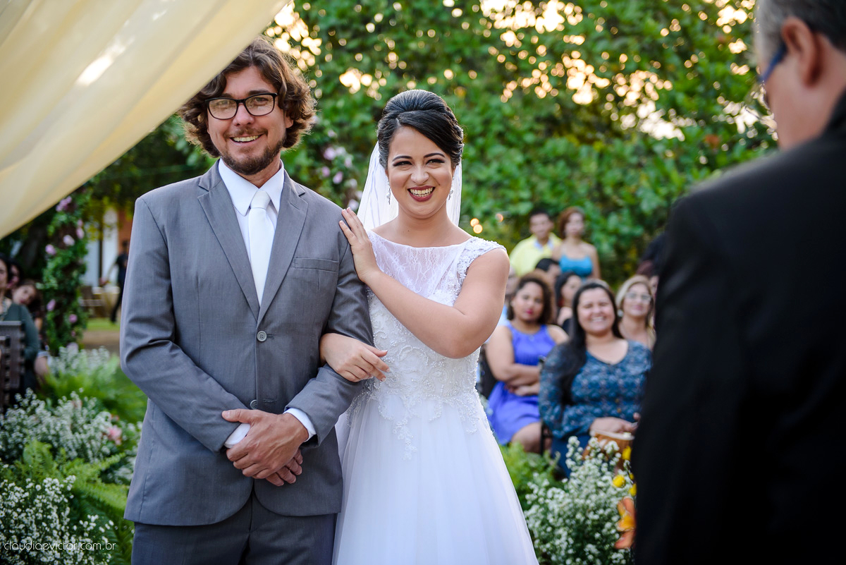 casamento no sitio durante o dia e com um lindo por do sol realizado por fotógrafos de casamento de Vila Velha fotógrafos de casamento de Vitória fotógrafos de casamento de Serra ES. Cerimonia emocionante casamento perfeito e feliz com amigos.