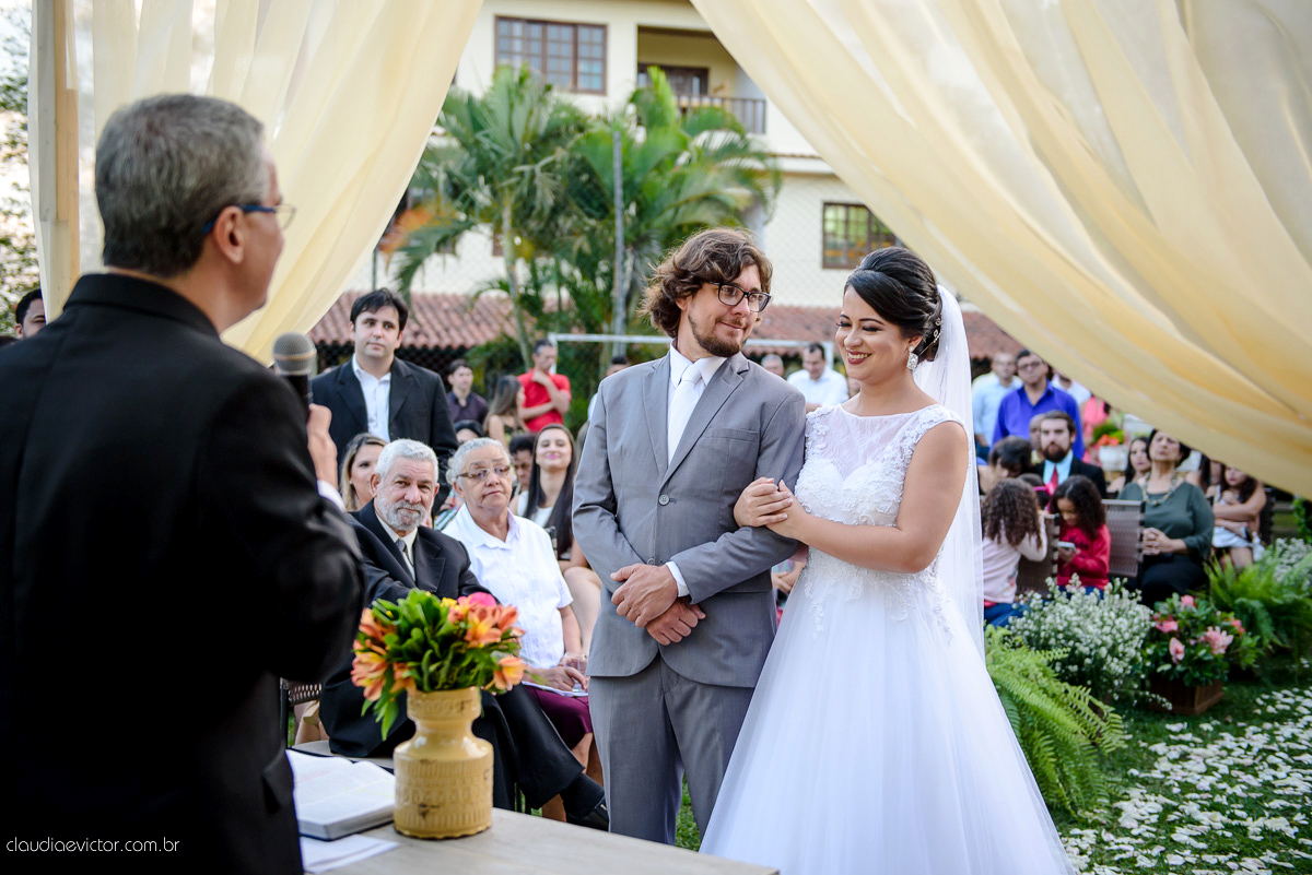 casamento no sitio durante o dia e com um lindo por do sol realizado por fotógrafos de casamento de Vila Velha fotógrafos de casamento de Vitória fotógrafos de casamento de Serra ES. Cerimonia emocionante casamento perfeito e feliz com amigos.