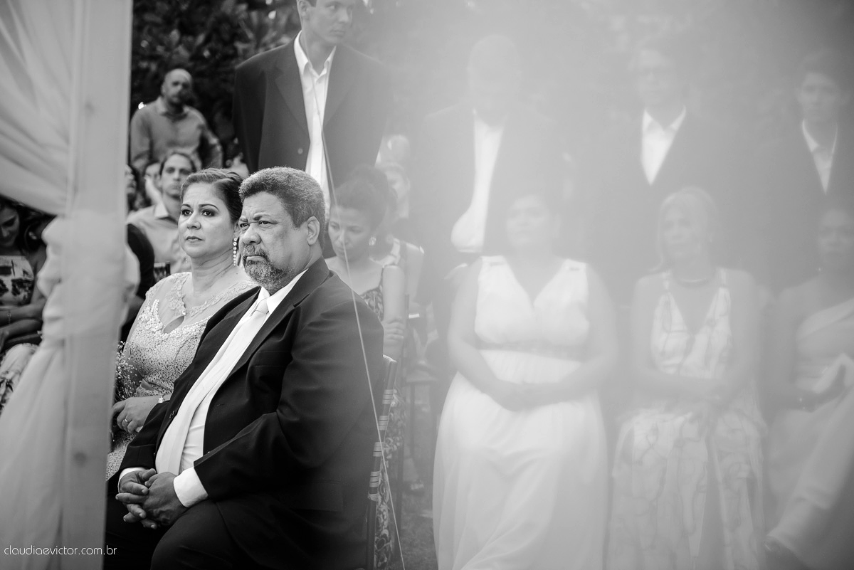 casamento no sitio durante o dia e com um lindo por do sol realizado por fotógrafos de casamento de Vila Velha fotógrafos de casamento de Vitória fotógrafos de casamento de Serra ES. Cerimonia emocionante casamento perfeito e feliz com amigos.