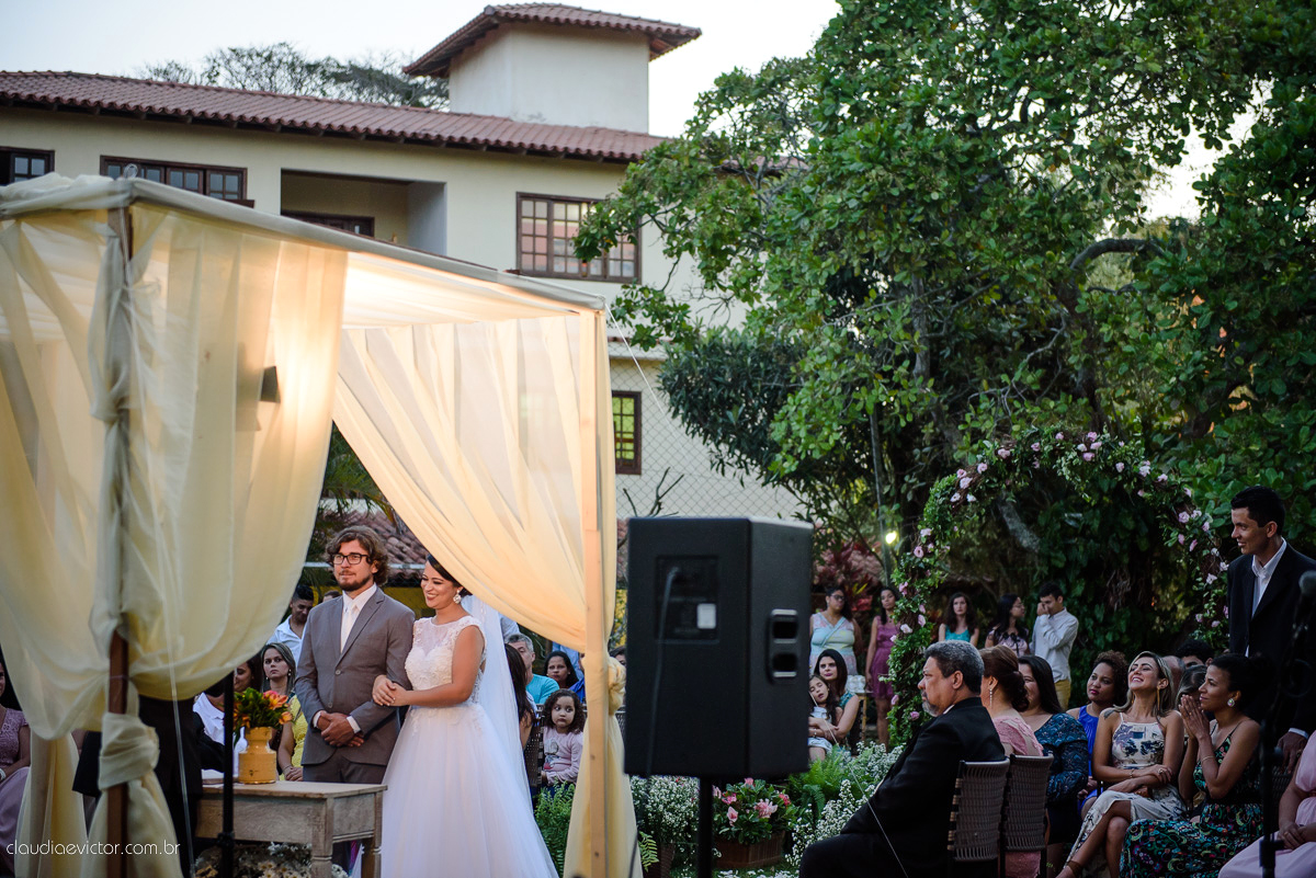 casamento no sitio durante o dia e com um lindo por do sol realizado por fotógrafos de casamento de Vila Velha fotógrafos de casamento de Vitória fotógrafos de casamento de Serra ES. Cerimonia emocionante casamento perfeito e feliz com amigos.