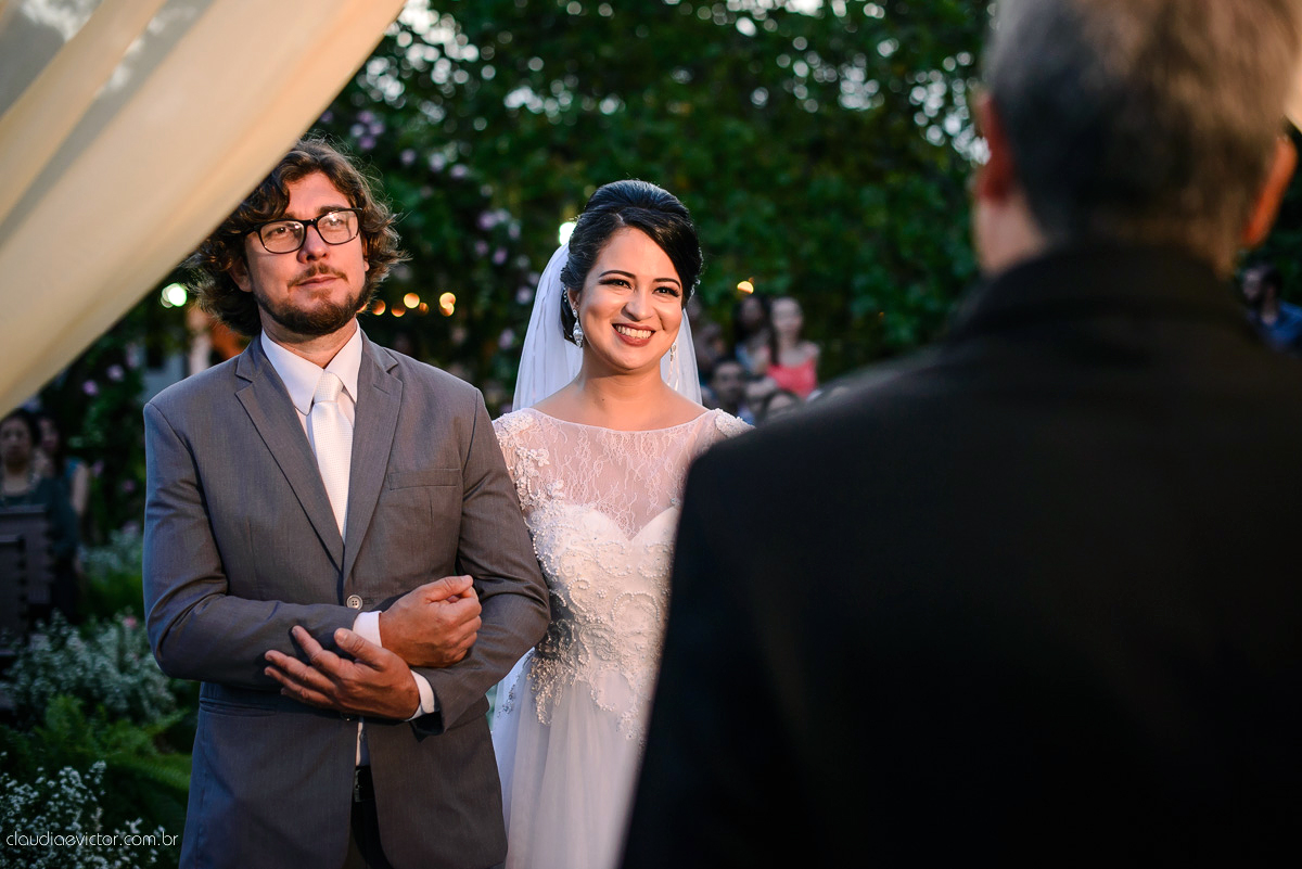 casamento no sitio durante o dia e com um lindo por do sol realizado por fotógrafos de casamento de Vila Velha fotógrafos de casamento de Vitória fotógrafos de casamento de Serra ES. Cerimonia emocionante casamento perfeito e feliz com amigos.