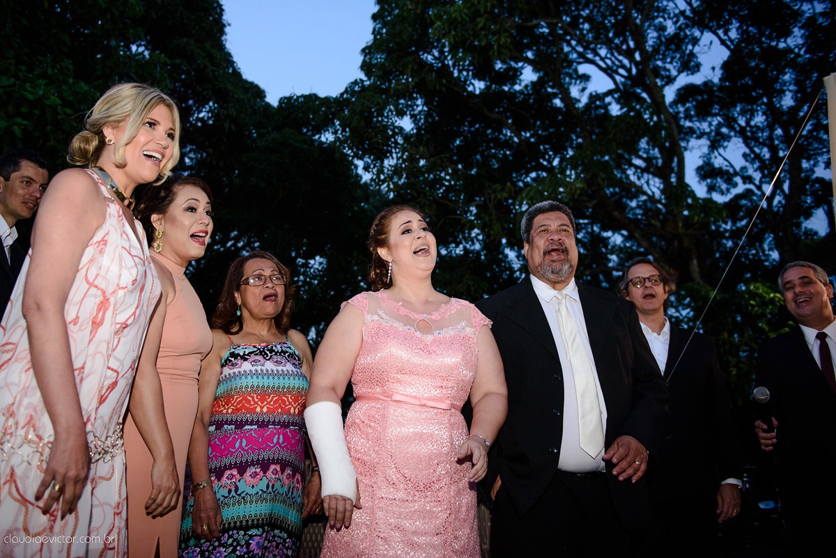 casamento no sitio durante o dia e com um lindo por do sol realizado por fotógrafos de casamento de Vila Velha fotógrafos de casamento de Vitória fotógrafos de casamento de Serra ES. Cerimonia emocionante casamento perfeito e feliz com amigos.