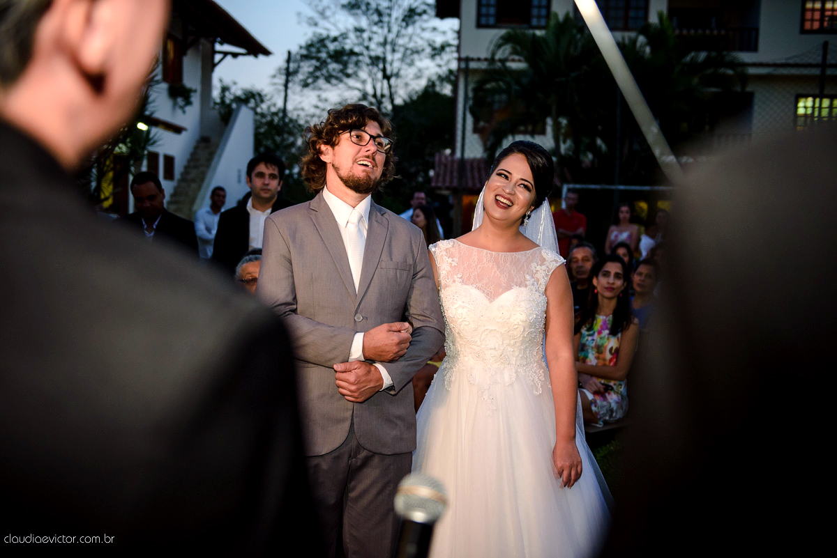 casamento no sitio durante o dia e com um lindo por do sol realizado por fotógrafos de casamento de Vila Velha fotógrafos de casamento de Vitória fotógrafos de casamento de Serra ES. Cerimonia emocionante casamento perfeito e feliz com amigos.