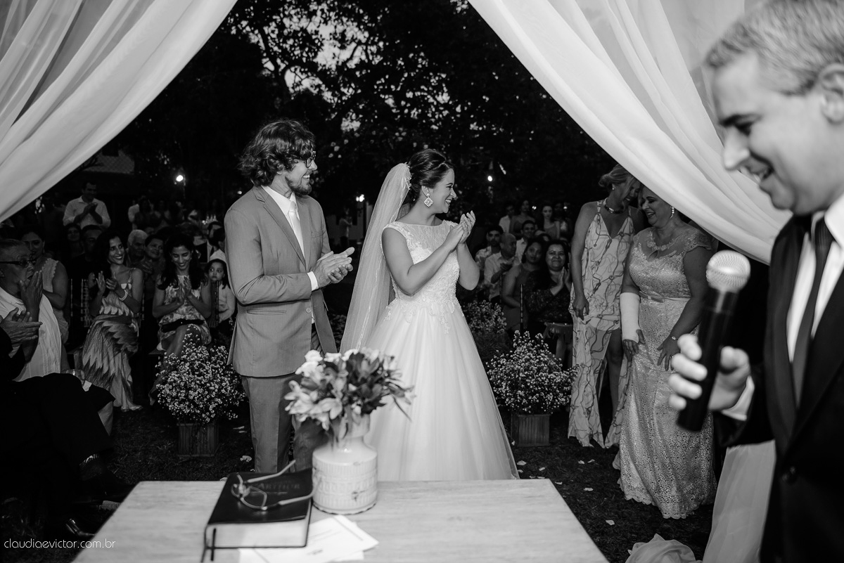 casamento no sitio durante o dia e com um lindo por do sol realizado por fotógrafos de casamento de Vila Velha fotógrafos de casamento de Vitória fotógrafos de casamento de Serra ES. Cerimonia emocionante casamento perfeito e feliz com amigos.