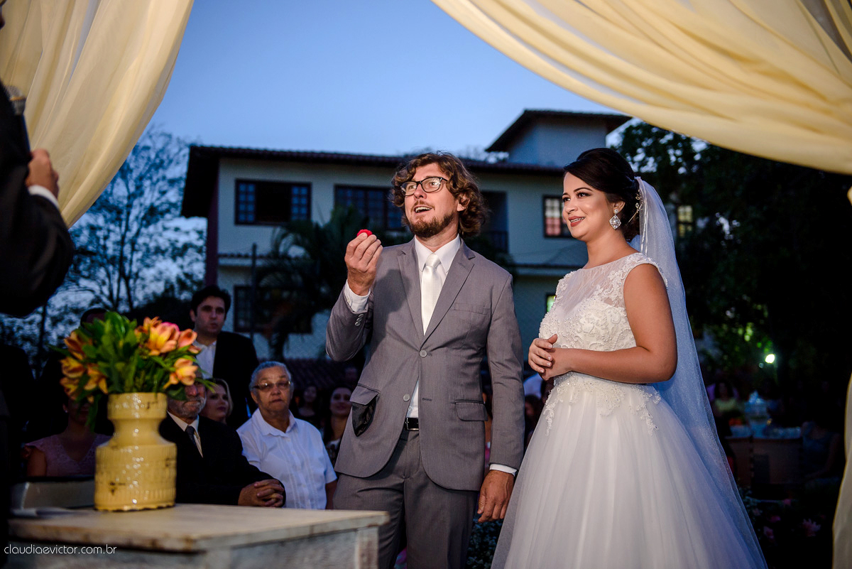 casamento no sitio durante o dia e com um lindo por do sol realizado por fotógrafos de casamento de Vila Velha fotógrafos de casamento de Vitória fotógrafos de casamento de Serra ES. Cerimonia emocionante casamento perfeito e feliz com amigos.