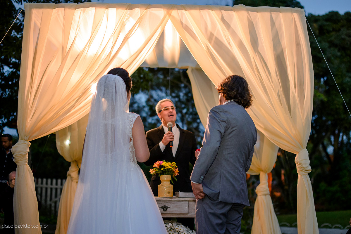 casamento no sitio durante o dia e com um lindo por do sol realizado por fotógrafos de casamento de Vila Velha fotógrafos de casamento de Vitória fotógrafos de casamento de Serra ES. Cerimonia emocionante casamento perfeito e feliz com amigos.