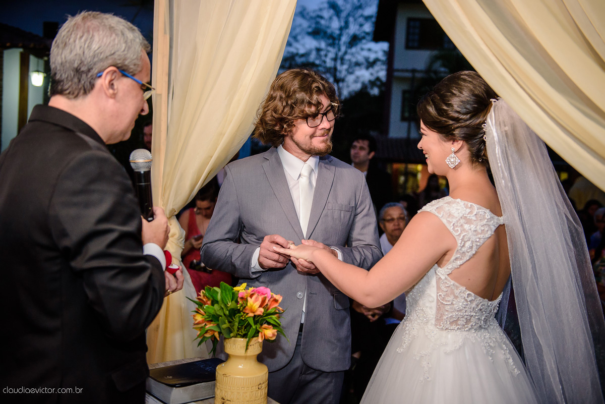 casamento no sitio durante o dia e com um lindo por do sol realizado por fotógrafos de casamento de Vila Velha fotógrafos de casamento de Vitória fotógrafos de casamento de Serra ES. Cerimonia emocionante casamento perfeito e feliz com amigos.
