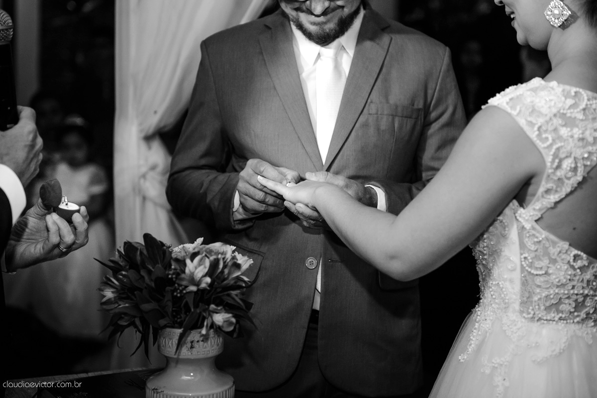 casamento no sitio durante o dia e com um lindo por do sol realizado por fotógrafos de casamento de Vila Velha fotógrafos de casamento de Vitória fotógrafos de casamento de Serra ES. Cerimonia emocionante casamento perfeito e feliz com amigos.