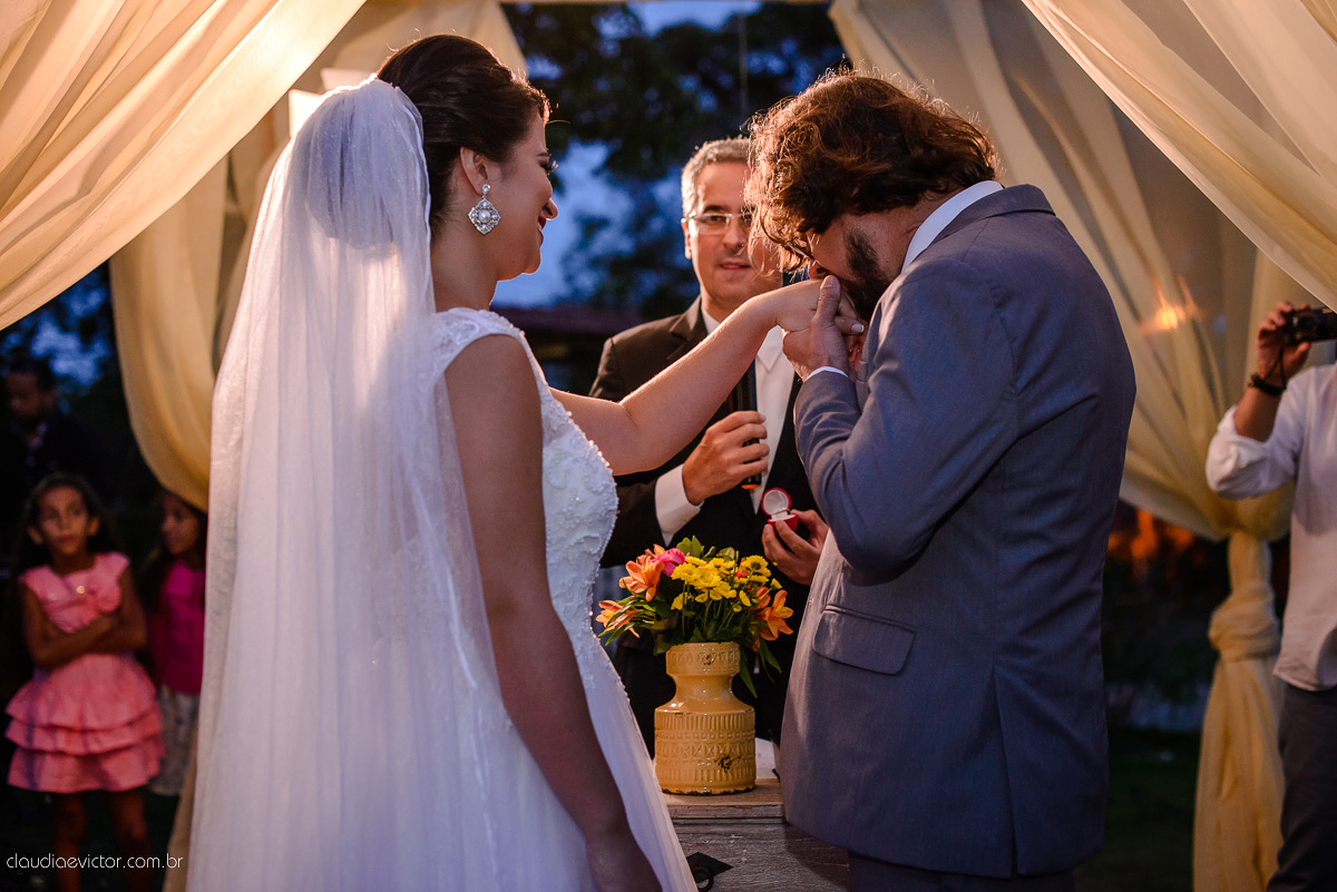 casamento no sitio durante o dia e com um lindo por do sol realizado por fotógrafos de casamento de Vila Velha fotógrafos de casamento de Vitória fotógrafos de casamento de Serra ES. Cerimonia emocionante casamento perfeito e feliz com amigos.