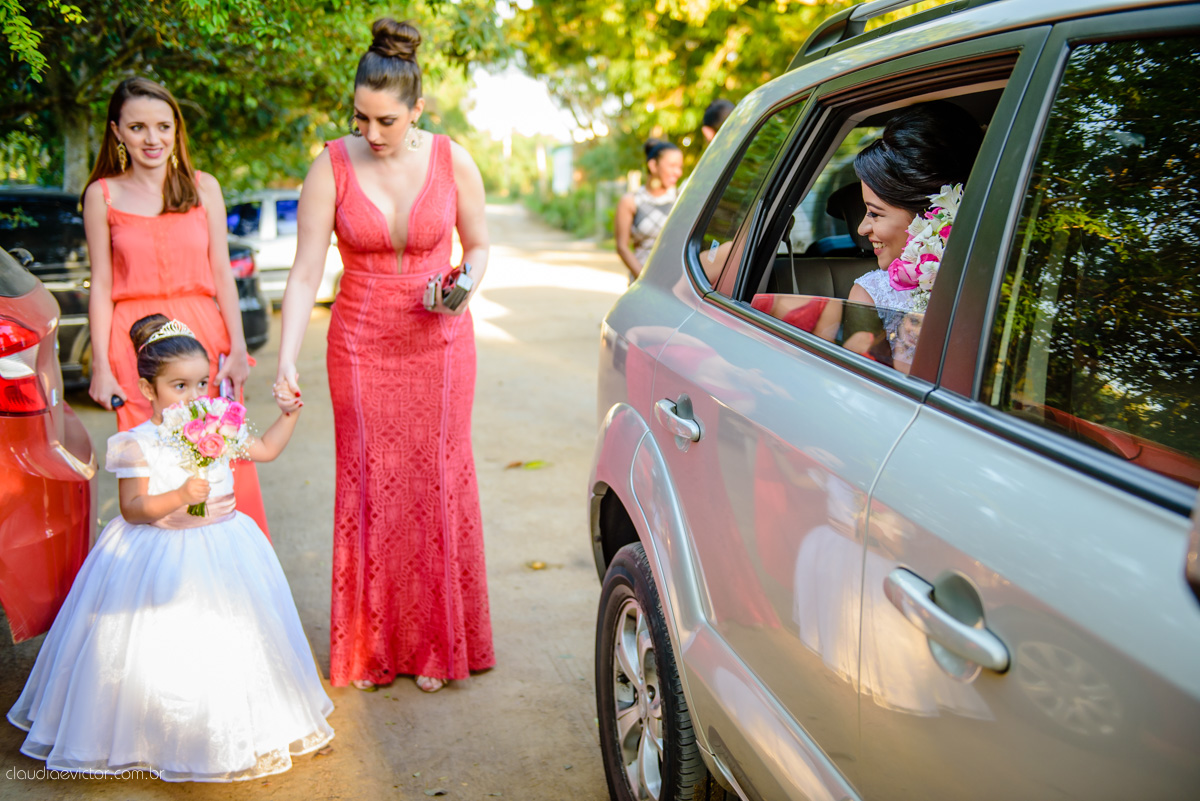 casamento no sitio durante o dia e com um lindo por do sol realizado por fotógrafos de casamento de Vila Velha fotógrafos de casamento de Vitória fotógrafos de casamento de Serra ES. Cerimonia emocionante casamento perfeito e feliz com amigos.