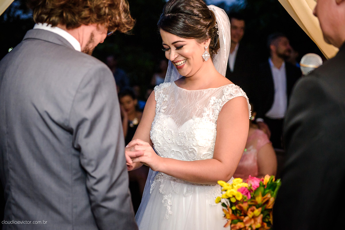 casamento no sitio durante o dia e com um lindo por do sol realizado por fotógrafos de casamento de Vila Velha fotógrafos de casamento de Vitória fotógrafos de casamento de Serra ES. Cerimonia emocionante casamento perfeito e feliz com amigos.