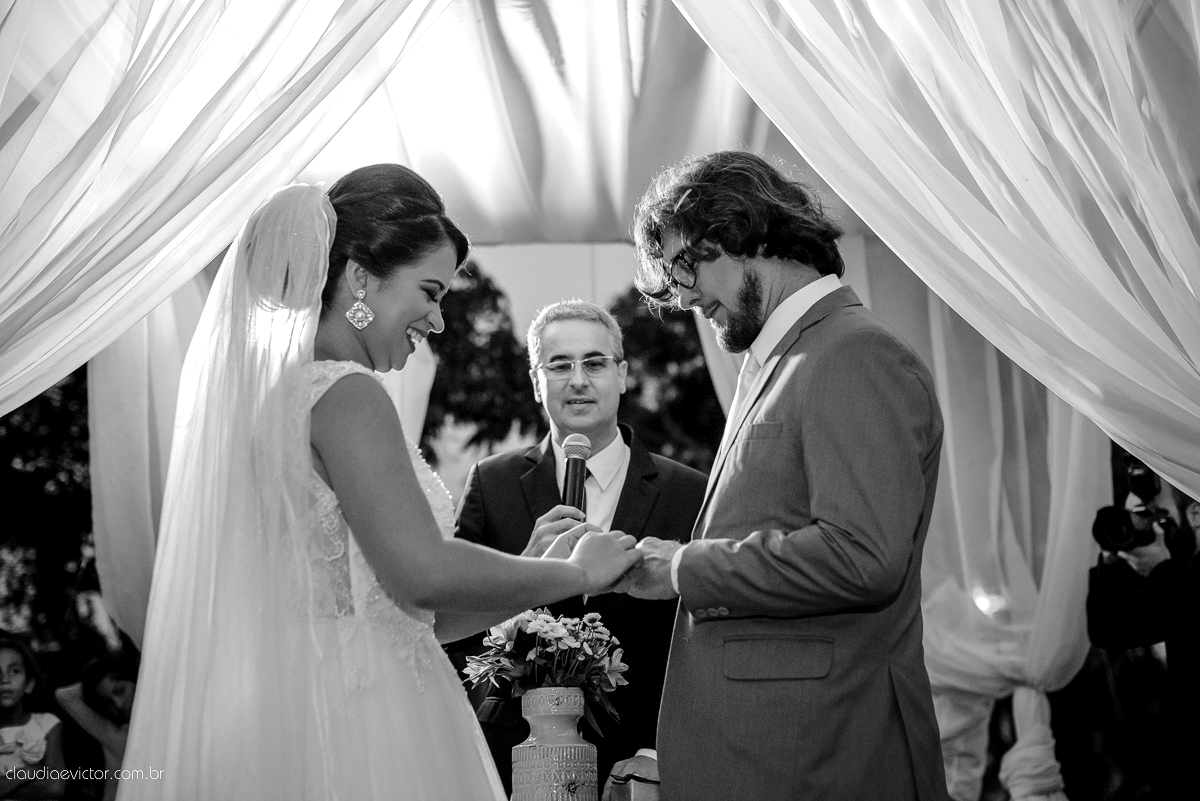 casamento no sitio durante o dia e com um lindo por do sol realizado por fotógrafos de casamento de Vila Velha fotógrafos de casamento de Vitória fotógrafos de casamento de Serra ES. Cerimonia emocionante casamento perfeito e feliz com amigos.