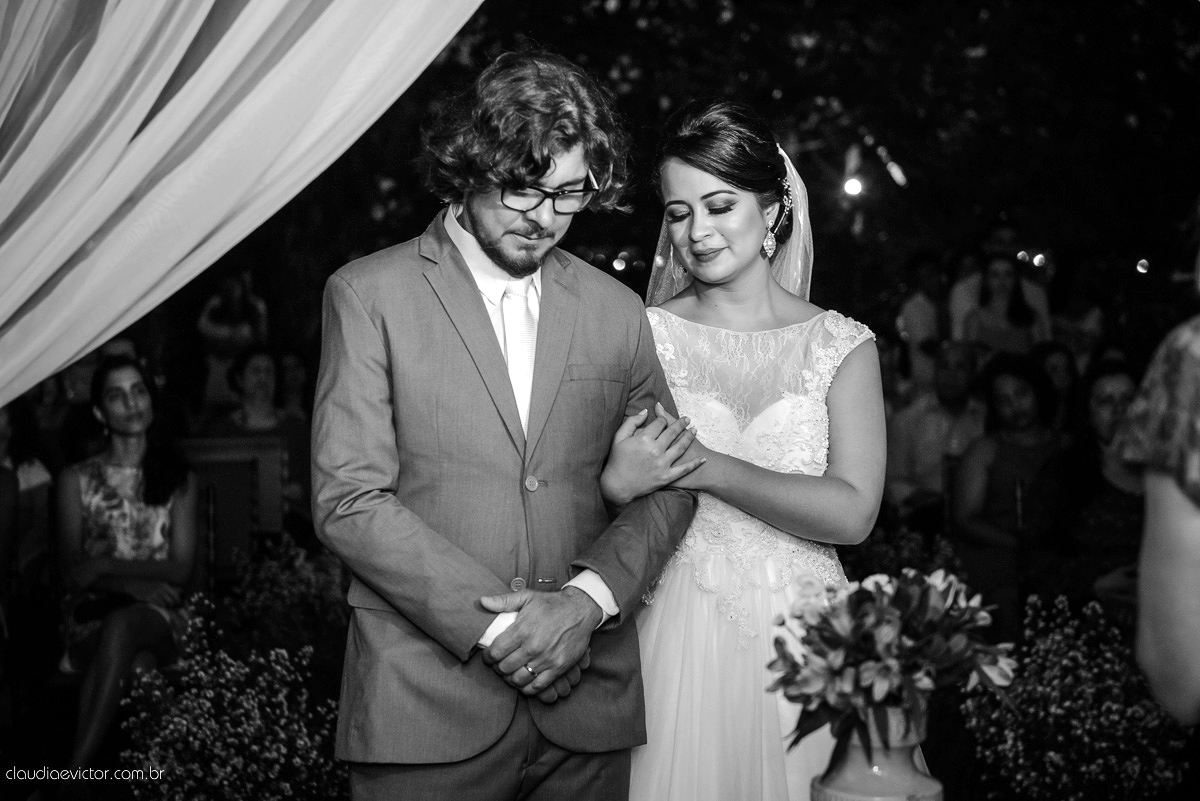 casamento no sitio durante o dia e com um lindo por do sol realizado por fotógrafos de casamento de Vila Velha fotógrafos de casamento de Vitória fotógrafos de casamento de Serra ES. Cerimonia emocionante casamento perfeito e feliz com amigos.