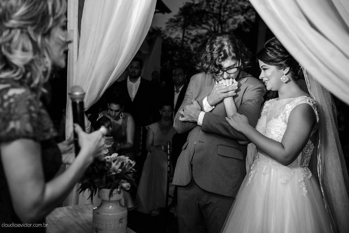 casamento no sitio durante o dia e com um lindo por do sol realizado por fotógrafos de casamento de Vila Velha fotógrafos de casamento de Vitória fotógrafos de casamento de Serra ES. Cerimonia emocionante casamento perfeito e feliz com amigos.