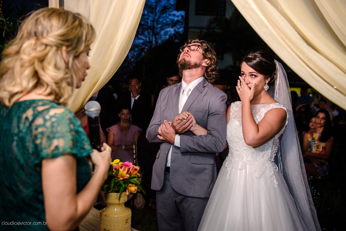 casamento no sitio durante o dia e com um lindo por do sol realizado por fotógrafos de casamento de Vila Velha fotógrafos de casamento de Vitória fotógrafos de casamento de Serra ES. Cerimonia emocionante casamento perfeito e feliz com amigos.